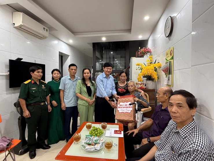 Lãnh đạo phường Đống Đa thăm hỏi và tặng quà gia đình chính sách trên địa bàn nhân dịp kỷ niệm 78 năm ngày Thương binh, Liệt sĩ- Ảnh 8.