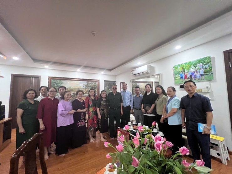 Lãnh đạo phường Đống Đa thăm hỏi và tặng quà gia đình chính sách trên địa bàn nhân dịp kỷ niệm 78 năm ngày Thương binh, Liệt sĩ- Ảnh 2.