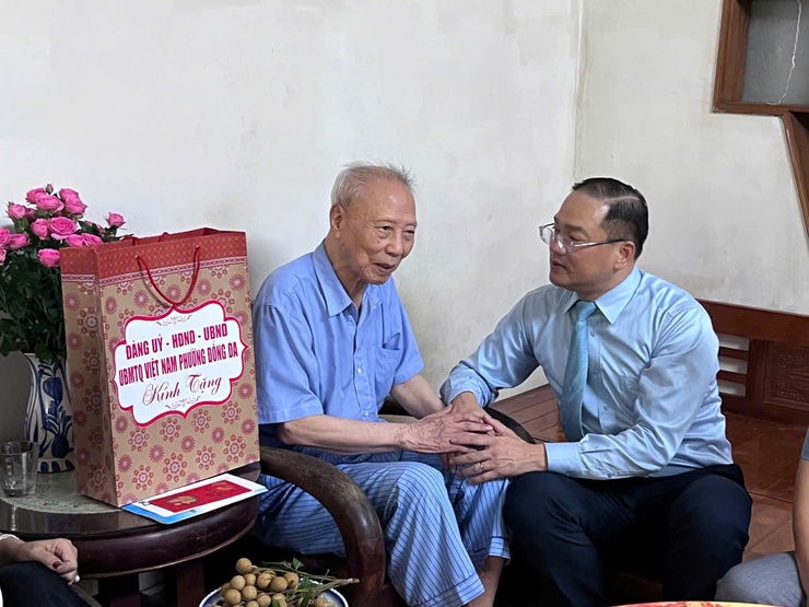 Lãnh đạo phường Đống Đa thăm hỏi và tặng quà gia đình chính sách trên địa bàn nhân dịp kỷ niệm 78 năm ngày Thương binh, Liệt sĩ- Ảnh 5.