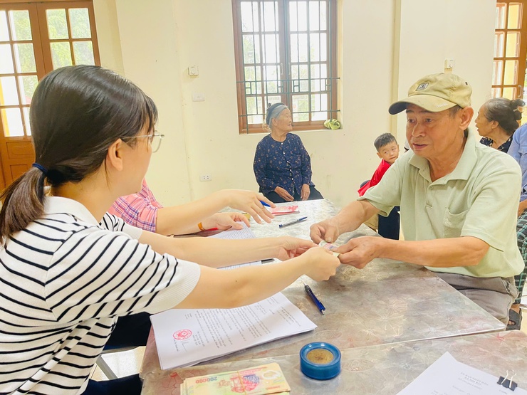 XÃ NỘI BÀI TẶNG 891 SUẤT QUÀ CHO CÁC ĐỐI TƯỢNG CHÍNH SÁCH, NGƯỜI CÓ CÔNG- Ảnh 6.