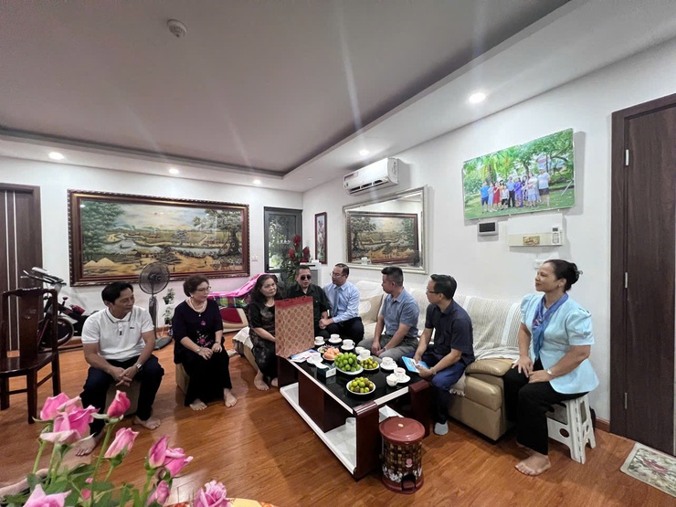 Lãnh đạo phường Đống Đa thăm hỏi và tặng quà gia đình chính sách trên địa bàn nhân dịp kỷ niệm 78 năm ngày Thương binh, Liệt sĩ- Ảnh 1.