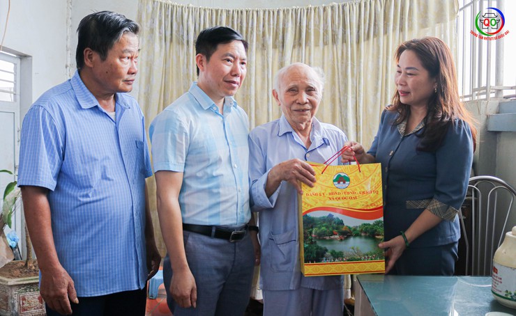 Lãnh đạo xã Quốc Oai thăm, tặng quà các gia đình chính sách nhân kỷ niệm 78 năm Ngày Thương binh - Liệt sĩ- Ảnh 5.