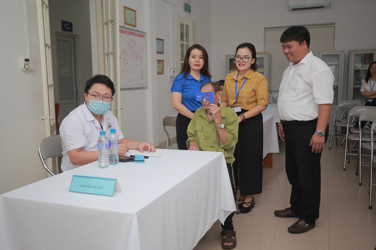 Phường Long Biên tổ chức khám bệnh, tư vấn sức khoẻ, cấp phát thuốc cho gia đình chính sách, người có công với cách mạng nhân dịp kỷ niệm 78 năm Ngày Thương binh - Liệt sỹ- Ảnh 5.