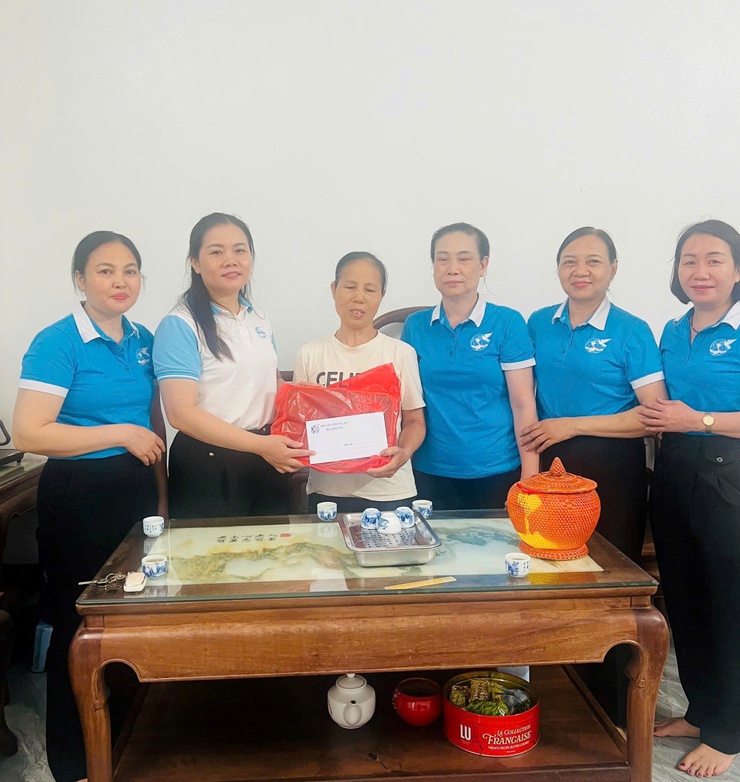 Hội LHPN xã Quốc Oai tổ chức thăm, tặng 115 suất quà tri ân nhân ngày thương binh - liệt sĩ 27/7- Ảnh 5.