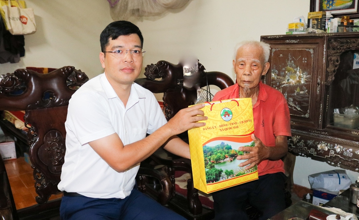 Đồng chí Phó Chủ tịch xã Quốc Oai thăm hỏi, động viên gia đình chính sách nhân kỷ niệm 78 năm Ngày Thương binh – Liệt sĩ- Ảnh 5.