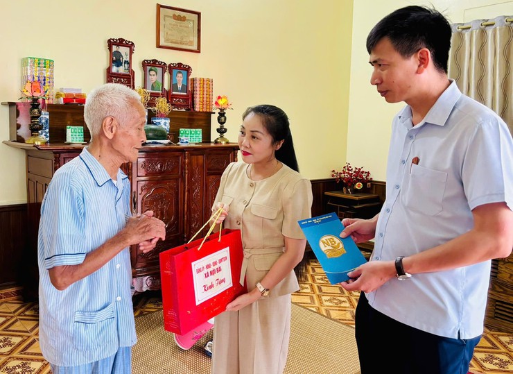 LÃNH ĐẠO XÃ NỘI BÀI THĂM, TẶNG QUÀ GIA ĐÌNH CHÍNH SÁCH NHÂN NGÀY THƯƠNG BINH LIỆT SỸ 27/7- Ảnh 3.