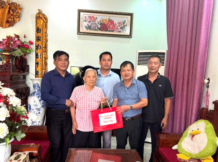 LÃNH ĐẠO XÃ NỘI BÀI THĂM, TẶNG QUÀ GIA ĐÌNH CHÍNH SÁCH NHÂN NGÀY THƯƠNG BINH LIỆT SỸ 27/7- Ảnh 1.