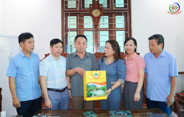 Lãnh đạo xã Quốc Oai thăm, tặng quà các gia đình chính sách nhân kỷ niệm 78 năm Ngày Thương binh - Liệt sĩ- Ảnh 6.