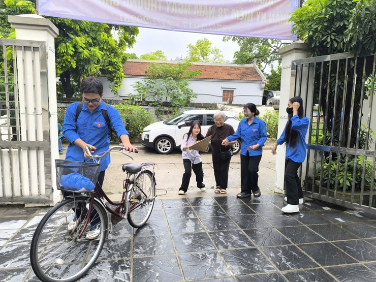 Phường Long Biên tổ chức khám bệnh, tư vấn sức khoẻ, cấp phát thuốc cho gia đình chính sách, người có công với cách mạng nhân dịp kỷ niệm 78 năm Ngày Thương binh - Liệt sỹ- Ảnh 6.