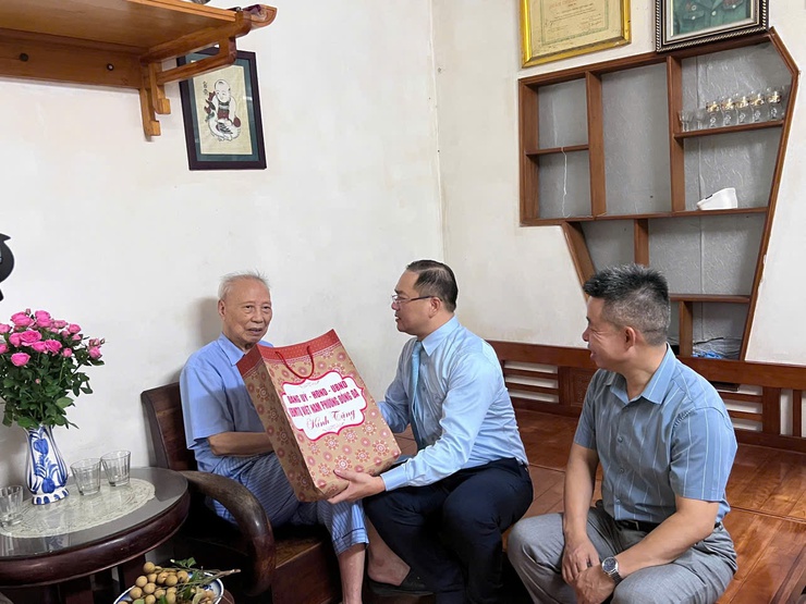 Lãnh đạo phường Đống Đa thăm hỏi và tặng quà gia đình chính sách trên địa bàn nhân dịp kỷ niệm 78 năm ngày Thương binh, Liệt sĩ- Ảnh 4.