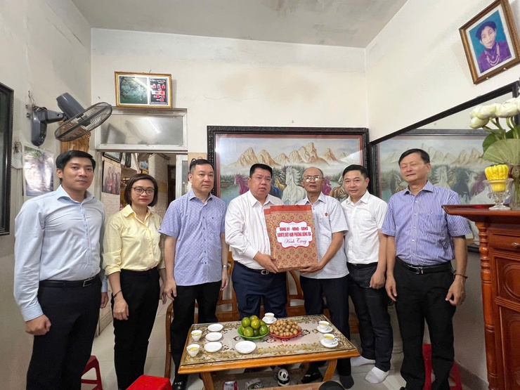 Lãnh đạo phường Đống Đa thăm hỏi và tặng quà gia đình chính sách trên địa bàn nhân dịp kỷ niệm 78 năm ngày Thương binh, Liệt sĩ- Ảnh 7.