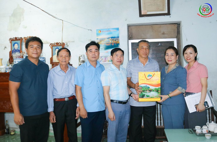 Lãnh đạo xã Quốc Oai thăm, tặng quà các gia đình chính sách nhân kỷ niệm 78 năm Ngày Thương binh - Liệt sĩ- Ảnh 7.