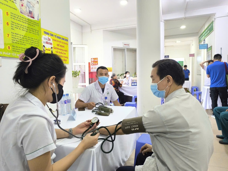 Phường Long Biên tổ chức khám bệnh, tư vấn sức khoẻ, cấp phát thuốc cho gia đình chính sách, người có công với cách mạng nhân dịp kỷ niệm 78 năm Ngày Thương binh - Liệt sỹ- Ảnh 7.