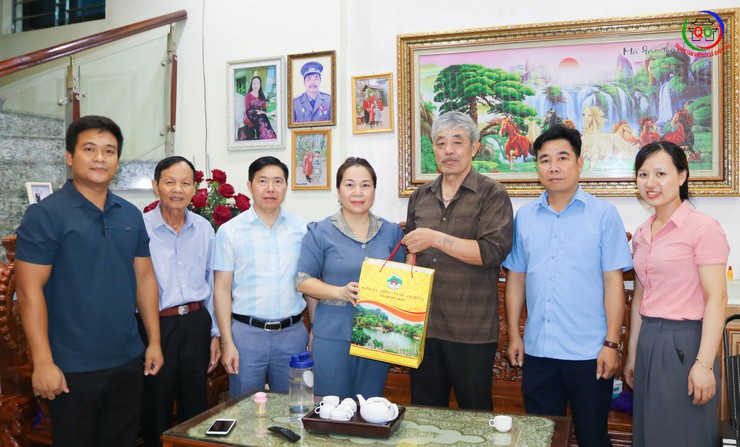 Lãnh đạo xã Quốc Oai thăm, tặng quà các gia đình chính sách nhân kỷ niệm 78 năm Ngày Thương binh - Liệt sĩ- Ảnh 8.