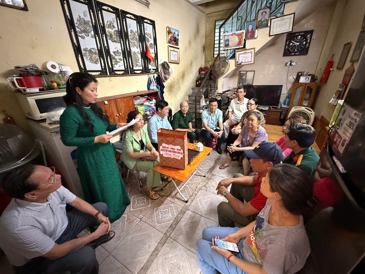 Lãnh đạo phường Đống Đa thăm hỏi và tặng quà gia đình chính sách trên địa bàn nhân dịp kỷ niệm 78 năm ngày Thương binh, Liệt sĩ- Ảnh 10.
