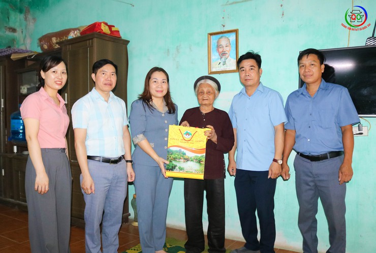 Lãnh đạo xã Quốc Oai thăm, tặng quà các gia đình chính sách nhân kỷ niệm 78 năm Ngày Thương binh - Liệt sĩ- Ảnh 9.