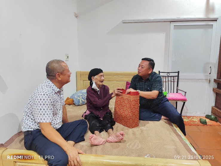 Lãnh đạo xã Quang Minh thăm, tặng quà người có công nhân kỷ nhiệm 78 năm Ngày Thương binh - Liệt sỹ- Ảnh 6.