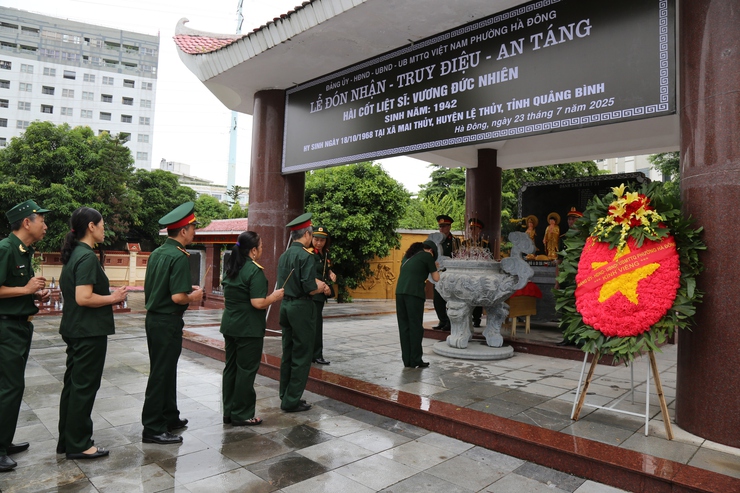Phường Hà Đông tổ chức đón Hài cốt Liệt sĩ Vương Đức Nhiên- Ảnh 6.