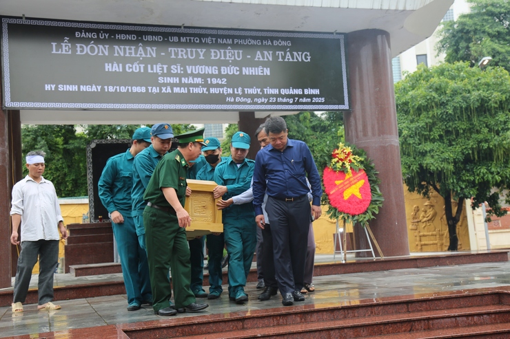Phường Hà Đông tổ chức đón Hài cốt Liệt sĩ Vương Đức Nhiên- Ảnh 7.