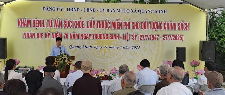 Xã Quang Minh khám bệnh, tư vấn sức khỏe và phát thuốc miễn phí cho 400 người có công- Ảnh 1.