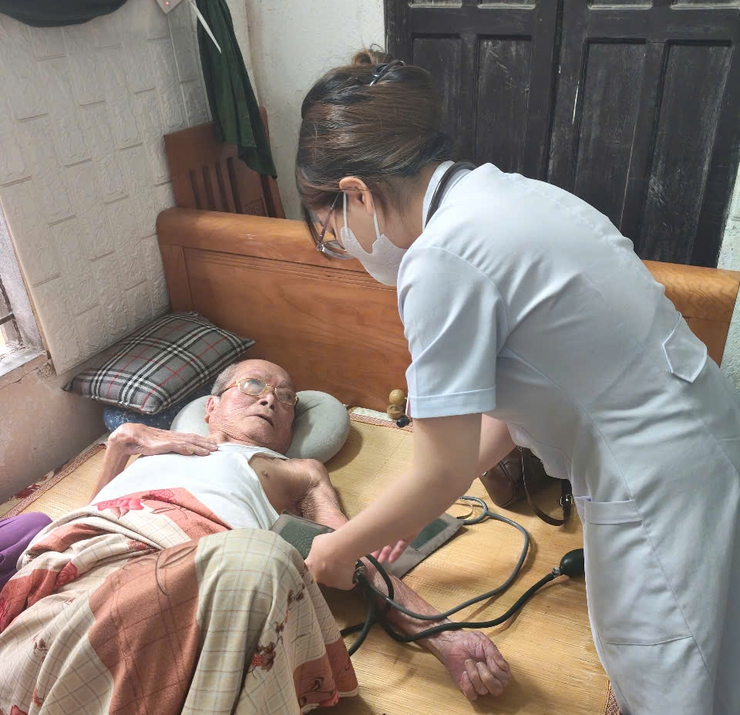 Xã Quang Minh khám bệnh, tư vấn sức khỏe và phát thuốc miễn phí cho 400 người có công- Ảnh 5.