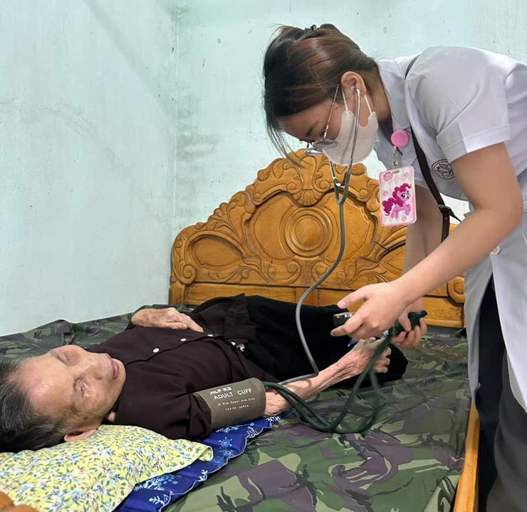 Xã Quang Minh khám bệnh, tư vấn sức khỏe và phát thuốc miễn phí cho 400 người có công- Ảnh 6.