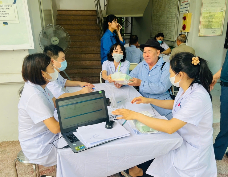 Xã Quang Minh khám bệnh, tư vấn sức khỏe và phát thuốc miễn phí cho 400 người có công- Ảnh 4.