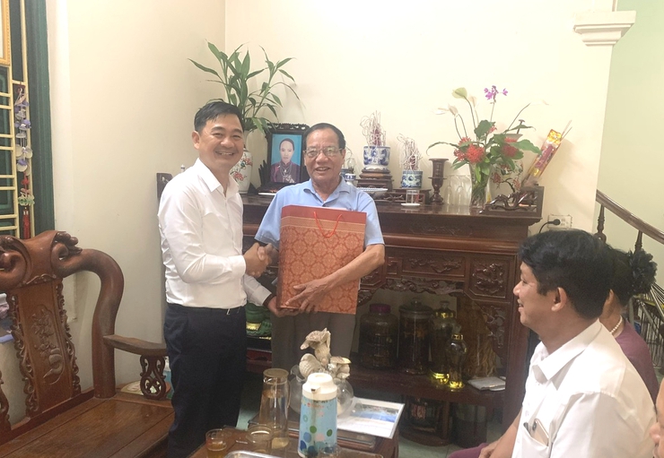Lãnh đạo xã Quang Minh thăm, tặng quà người có công nhân kỷ nhiệm 78 năm Ngày Thương binh - Liệt sỹ- Ảnh 2.