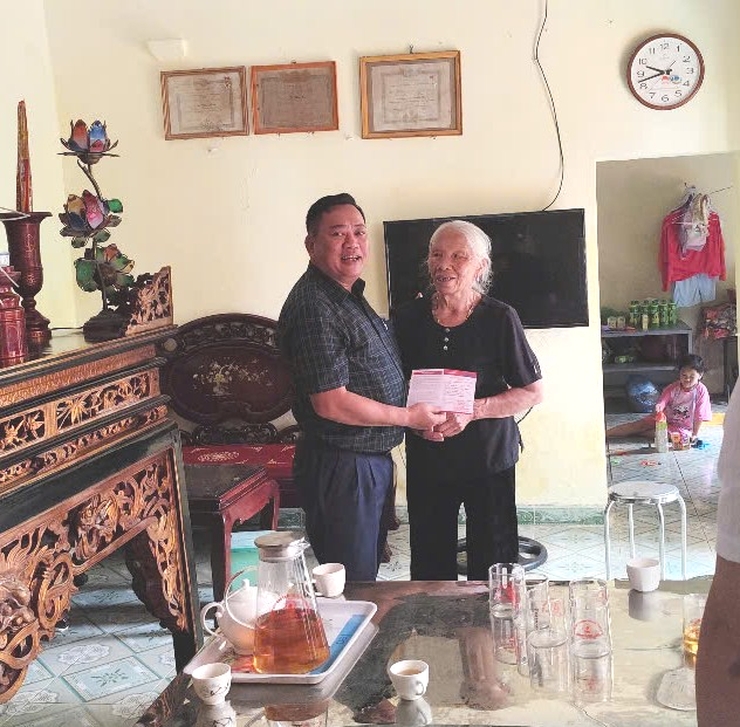 Lãnh đạo xã Quang Minh thăm, tặng quà người có công nhân kỷ nhiệm 78 năm Ngày Thương binh - Liệt sỹ- Ảnh 7.