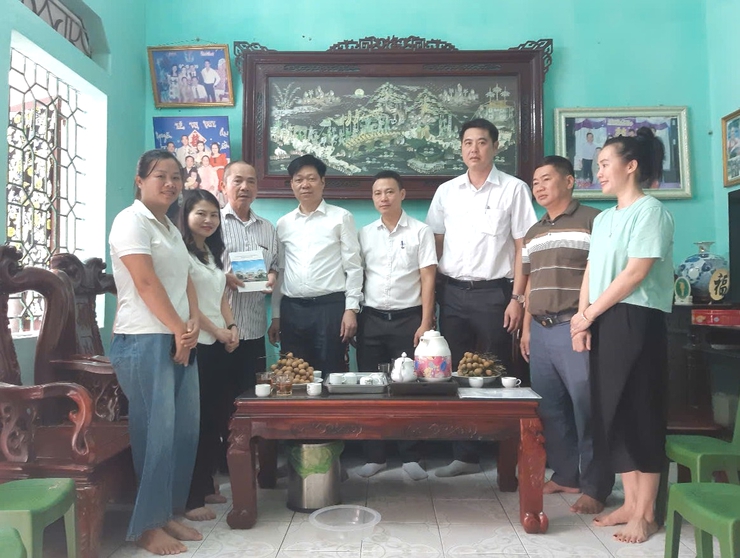 Lãnh đạo xã Quang Minh thăm, tặng quà người có công nhân kỷ nhiệm 78 năm Ngày Thương binh - Liệt sỹ- Ảnh 8.