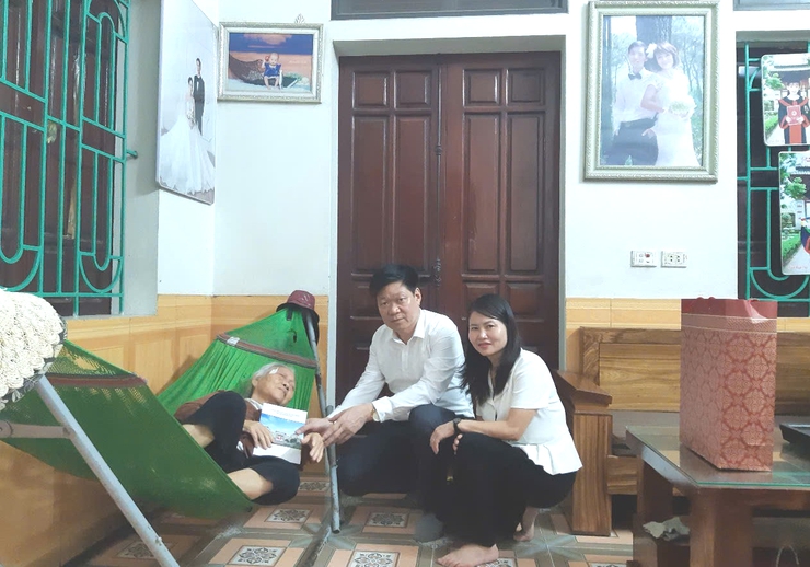 Lãnh đạo xã Quang Minh thăm, tặng quà người có công nhân kỷ nhiệm 78 năm Ngày Thương binh - Liệt sỹ- Ảnh 9.