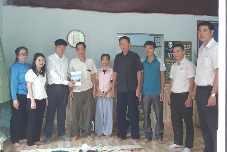 Lãnh đạo xã Quang Minh thăm, tặng quà người có công nhân kỷ nhiệm 78 năm Ngày Thương binh - Liệt sỹ- Ảnh 10.