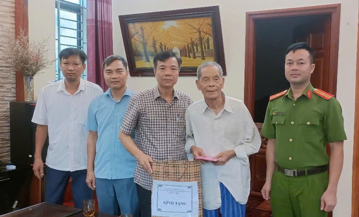 ỨNG HÒA THĂM VÀ TẶNG QUÀ GIA ĐÌNH CÓ CÔNG VỚI CÁCH MẠNG NHÂN KỶ NIỆM NGÀY THƯƠNG BINH LIỆT SỸ 27/7- Ảnh 1.