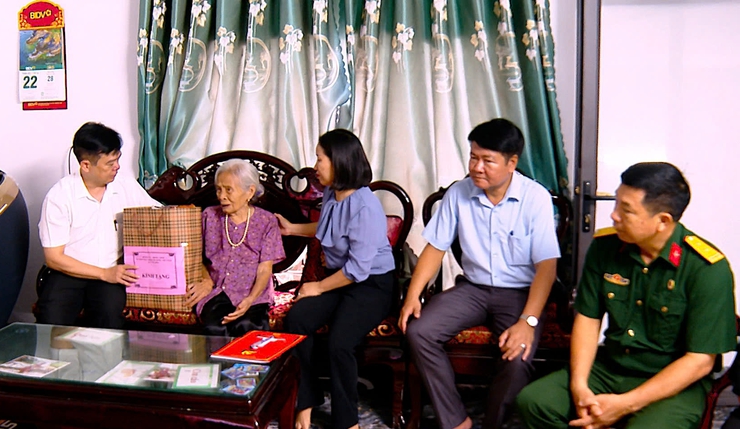 ỨNG HÒA THĂM VÀ TẶNG QUÀ GIA ĐÌNH CÓ CÔNG VỚI CÁCH MẠNG NHÂN KỶ NIỆM NGÀY THƯƠNG BINH LIỆT SỸ 27/7- Ảnh 3.