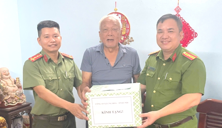 Công an xã Ứng Hoà tặng quà các gia đình chính sách nhân kỷ niệm 78 năm Ngày Thương binh Liệt sỹ 27/7.- Ảnh 1.