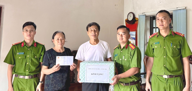 Công an xã Ứng Hoà tặng quà các gia đình chính sách nhân kỷ niệm 78 năm Ngày Thương binh Liệt sỹ 27/7.- Ảnh 3.