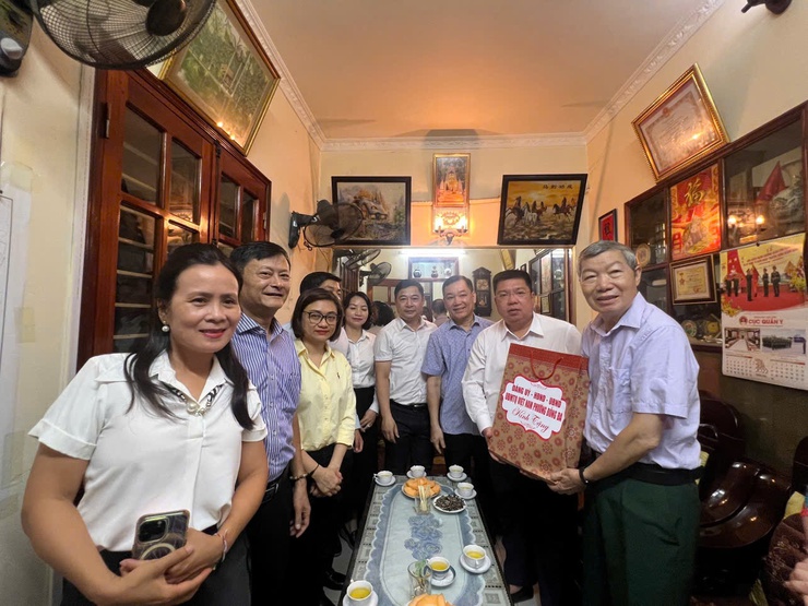 Lãnh đạo phường Đống Đa thăm hỏi và tặng quà gia đình chính sách trên địa bàn nhân dịp kỷ niệm 78 năm ngày Thương binh, Liệt sĩ- Ảnh 6.
