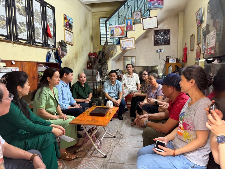 Lãnh đạo phường Đống Đa thăm hỏi và tặng quà gia đình chính sách trên địa bàn nhân dịp kỷ niệm 78 năm ngày Thương binh, Liệt sĩ- Ảnh 9.