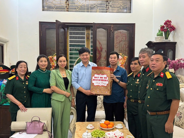 Lãnh đạo phường Đống Đa thăm hỏi và tặng quà gia đình chính sách trên địa bàn nhân dịp kỷ niệm 78 năm ngày Thương binh, Liệt sĩ- Ảnh 12.