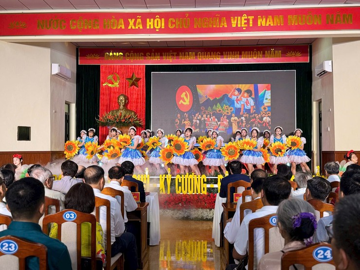 Đại hội đại biểu Đảng bộ xã Ngọc Hồi lần thứ I, nhiệm kỳ 2025 - 2030: Phát huy vai trò lãnh đạo của Đảng, lấy người dân làm trung tâm- Ảnh 4.