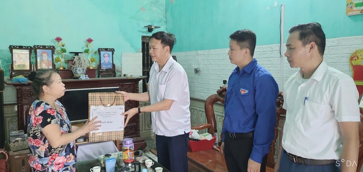 Các đồng chí lãnh đạo xã Hoà Xá thăm và tặng quà các gia đình chính sách, người có công nhân dịp kỉ niệm 78 năm ngày thương binh liệt sỹ năm 2025- Ảnh 6.