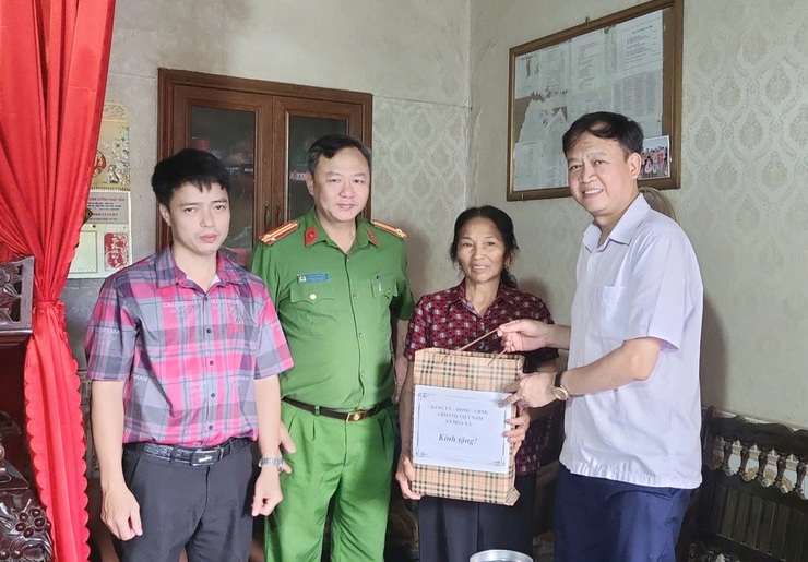 Các đồng chí lãnh đạo xã Hoà Xá thăm và tặng quà các gia đình chính sách, người có công nhân dịp kỉ niệm 78 năm ngày thương binh liệt sỹ năm 2025- Ảnh 7.