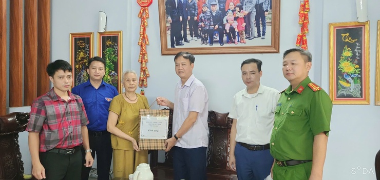 Các đồng chí lãnh đạo xã Hoà Xá thăm và tặng quà các gia đình chính sách, người có công nhân dịp kỉ niệm 78 năm ngày thương binh liệt sỹ năm 2025- Ảnh 8.