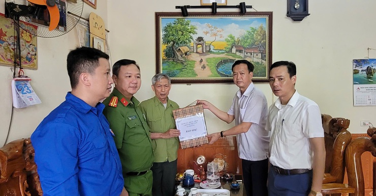 Các đồng chí lãnh đạo xã Hoà Xá thăm và tặng quà các gia đình chính sách, người có công nhân dịp kỉ niệm 78 năm ngày thương binh liệt sỹ năm 2025- Ảnh 5.
