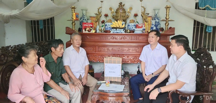 Các đồng chí lãnh đạo xã Hoà Xá thăm và tặng quà các gia đình chính sách, người có công nhân dịp kỉ niệm 78 năm ngày thương binh liệt sỹ năm 2025- Ảnh 9.