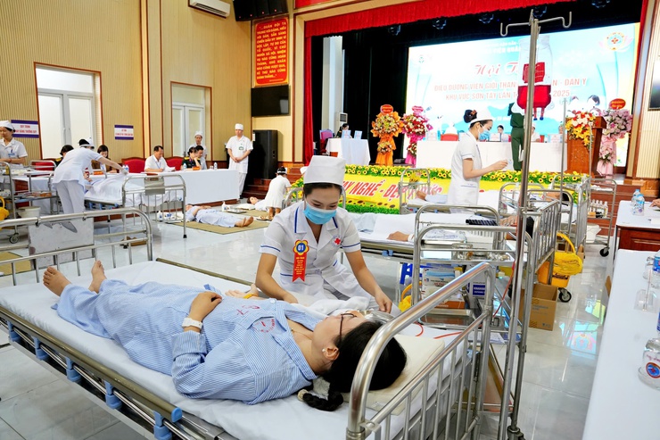Hội thao “Điều dưỡng viên giỏi, thanh lịch quân-dân y khu vực Sơn Tây” lần thứ IV- Ảnh 1.