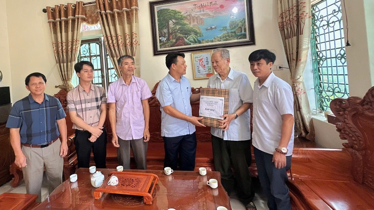 Các đồng chí lãnh đạo xã Hoà Xá thăm và tặng quà các gia đình chính sách, người có công nhân dịp kỉ niệm 78 năm ngày thương binh liệt sỹ năm 2025- Ảnh 17.