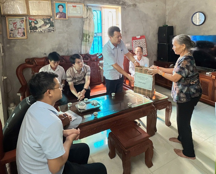 Các đồng chí lãnh đạo xã Hoà Xá thăm và tặng quà các gia đình chính sách, người có công nhân dịp kỉ niệm 78 năm ngày thương binh liệt sỹ năm 2025- Ảnh 14.