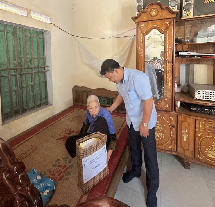 Các đồng chí lãnh đạo xã Hoà Xá thăm và tặng quà các gia đình chính sách, người có công nhân dịp kỉ niệm 78 năm ngày thương binh liệt sỹ năm 2025- Ảnh 15.