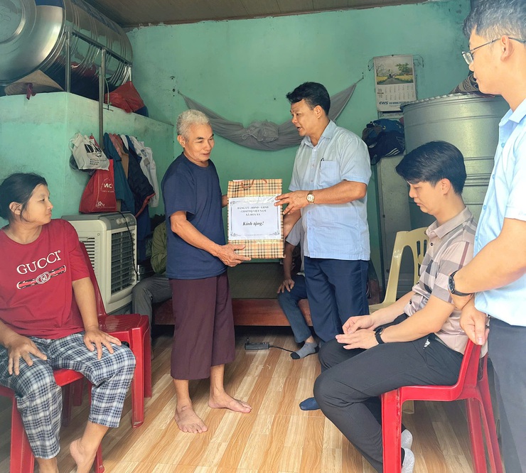 Các đồng chí lãnh đạo xã Hoà Xá thăm và tặng quà các gia đình chính sách, người có công nhân dịp kỉ niệm 78 năm ngày thương binh liệt sỹ năm 2025- Ảnh 16.